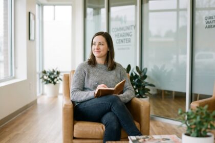 Femme détendue dans un centre auditif moderne