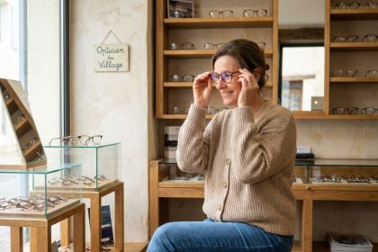 Femme portant des lunettes modernes dans une boutique d'optique en Dordogne